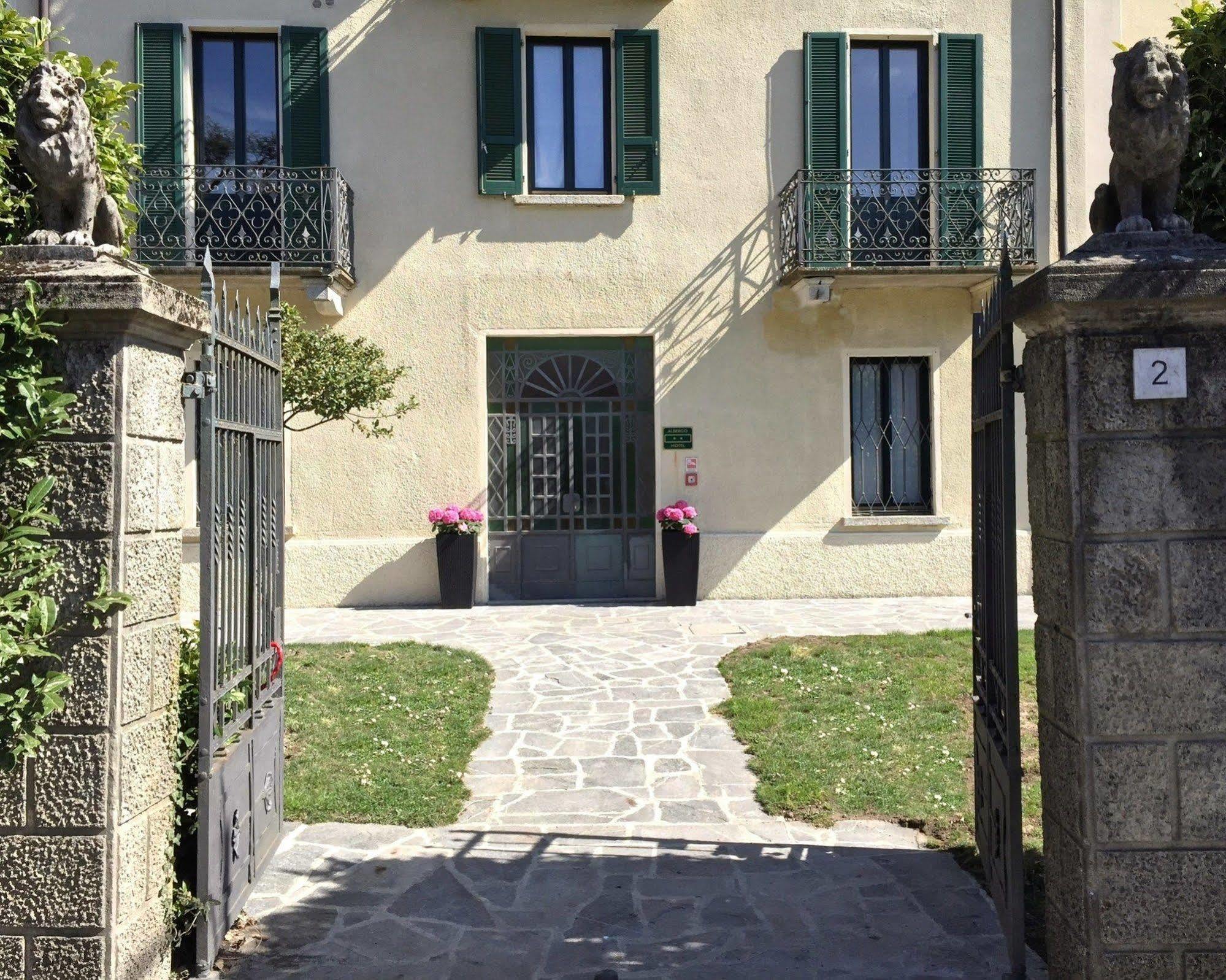 Hotel Villa San Fedele Сан-Феделе-Интельви Экстерьер фото